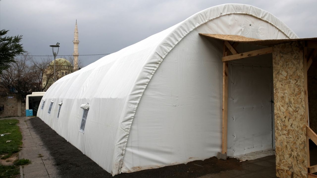 Depremlerin merkez üssü Kahramanmaraş'ta ramazan ayı için çadır mescitler kuruluyor