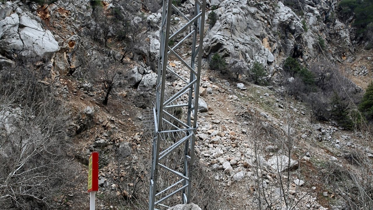 Kahramanmaraş'ta depremde dağdan kopan kayalar kırsaldaki yolları da tahrip etti