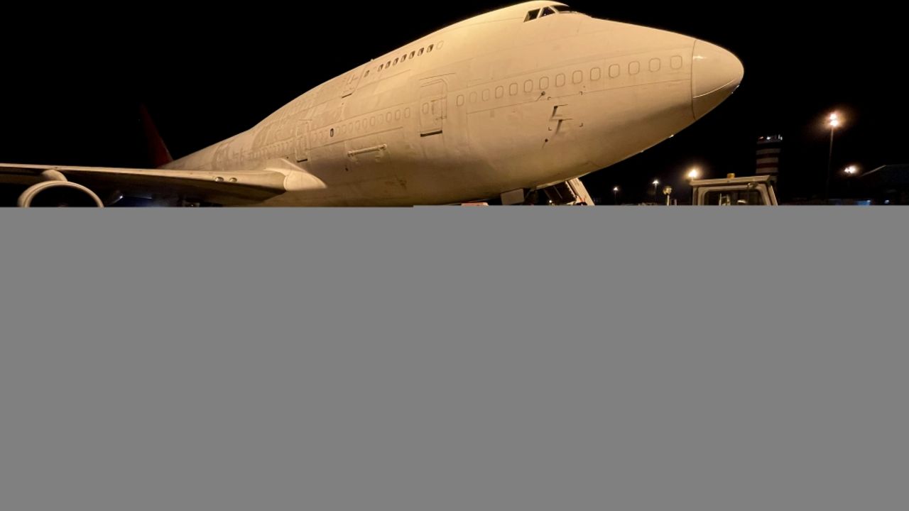 Pakistan'dan deprem bölgesine çadır taşıyan uçak Adana'ya geldi