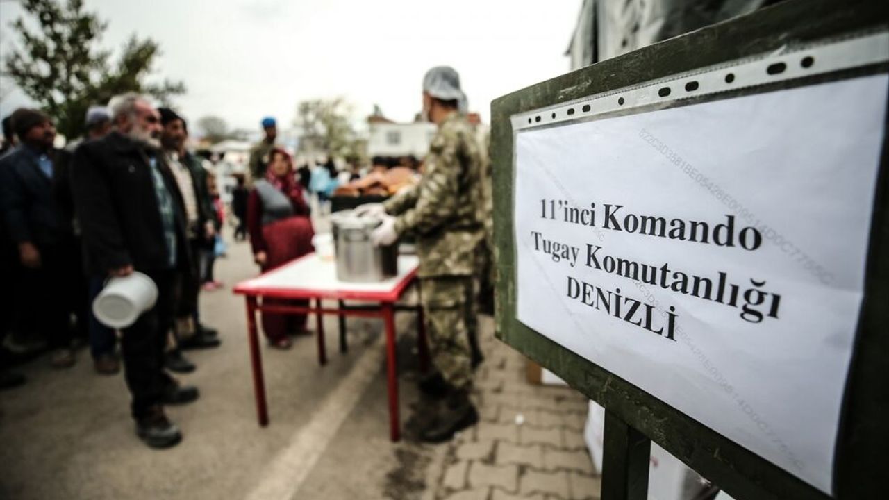 Mehmetçik depremzedelere kumanya dağıtıp çorba ikram ediyor