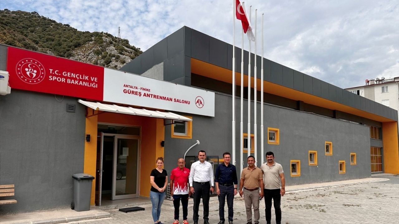 AK Parti Antalya Milletvekili Uslu, Finike Güreş Antrenman Salonu'nu inceledi
