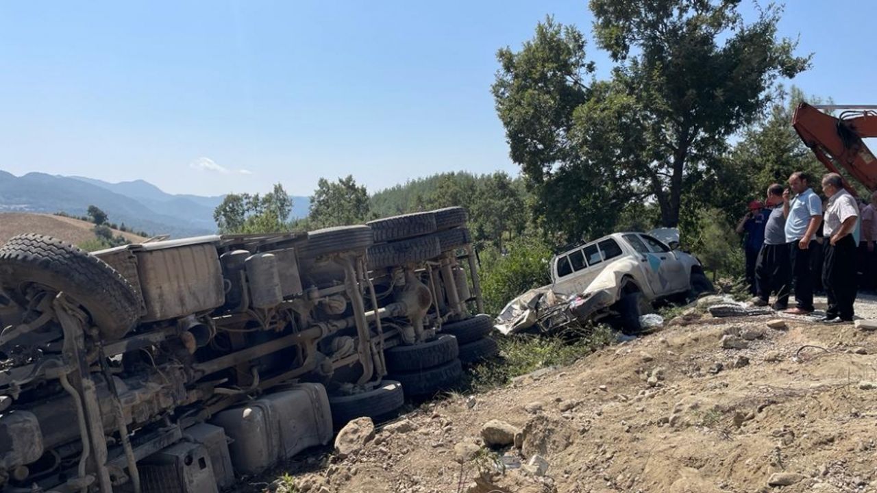 GÜNCELLEME 5 - Kahramanmaraş'ta freni boşalan kamyon cenaze için toplanan kişilerin arasına daldı
