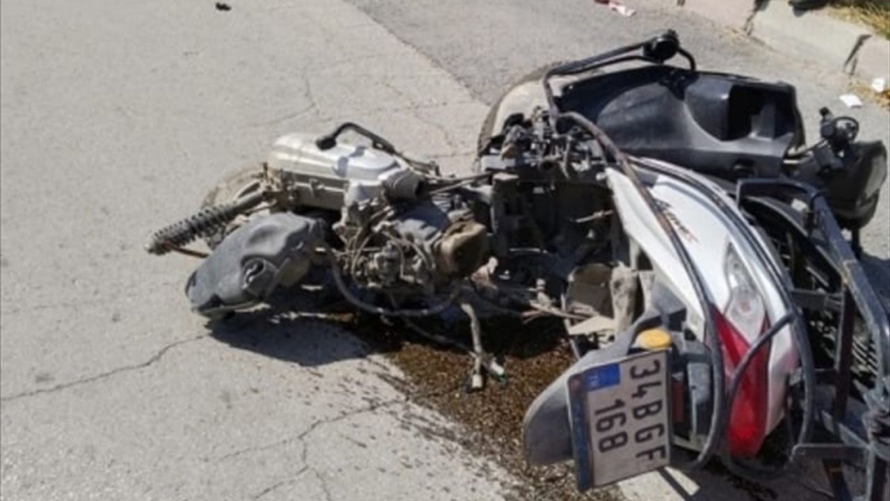 Isparta'da taksiyle çarpışan motosikletteki kurye ağır yaralandı