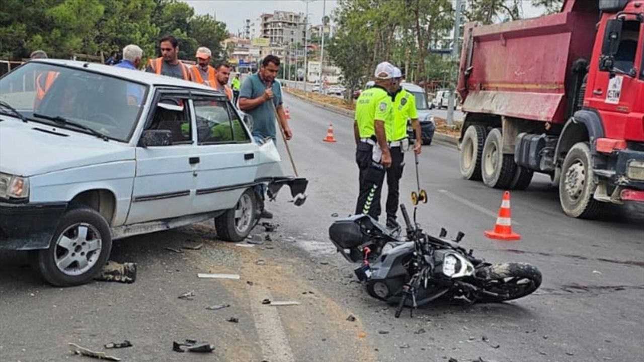 Mersin'de otomobille çarpışan motosikletin sürücüsü ağır yaralandı
