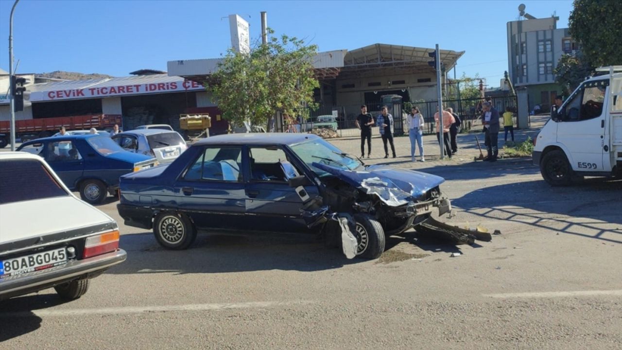 Adana'da trafik kazasında 2 kişi yaralandı