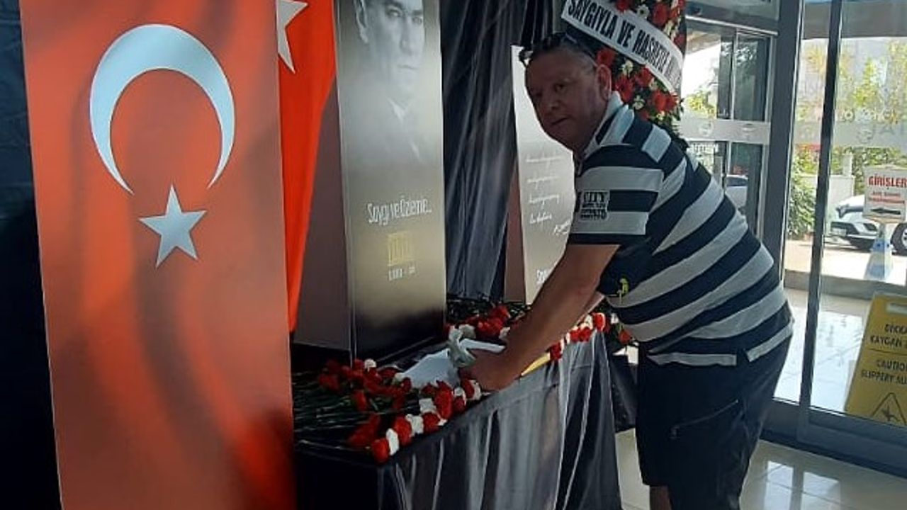 Antalya'da tatil yapan turist, Atatürk'e saygısıyla dikkati çekti