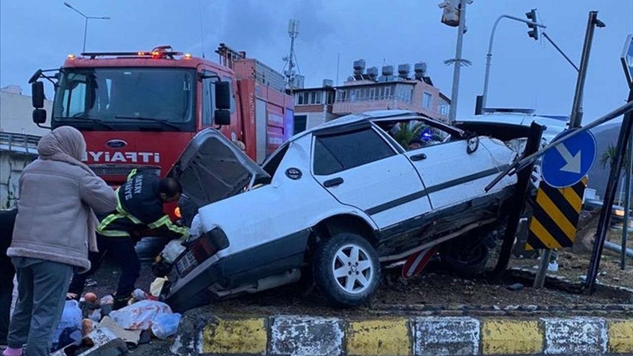 Hatay'da refüje çıkan otomobildeki 5 kişi yaralandı