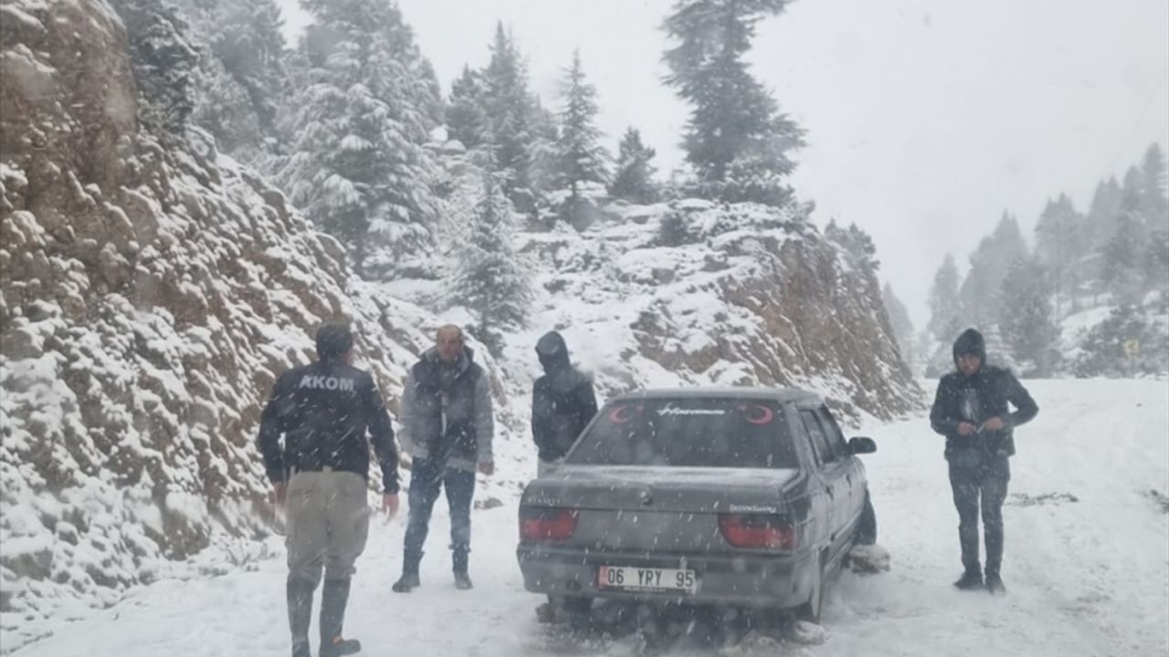 Adana'da kar nedeniyle yolda mahsur kalan 6 araçtaki 14 kişi kurtarıldı