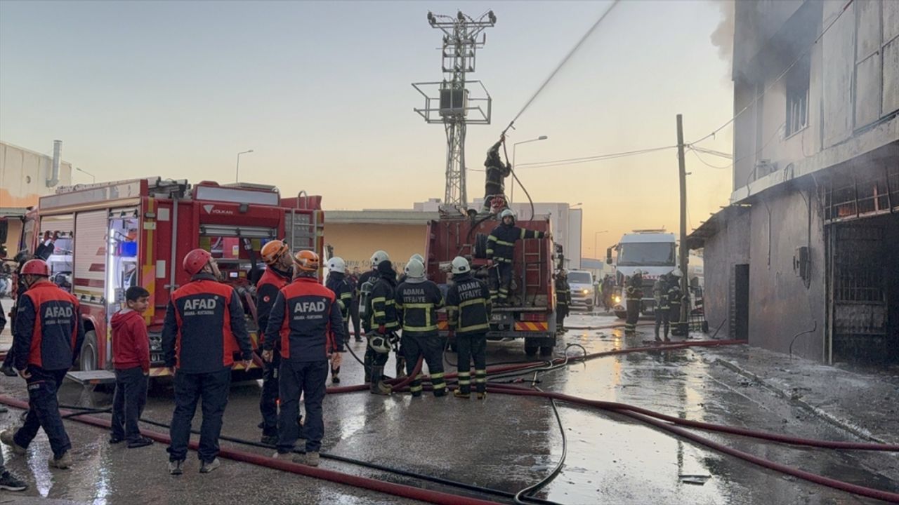 Adana'da mobilya deposunda çıkan yangın kontrol altına alındı