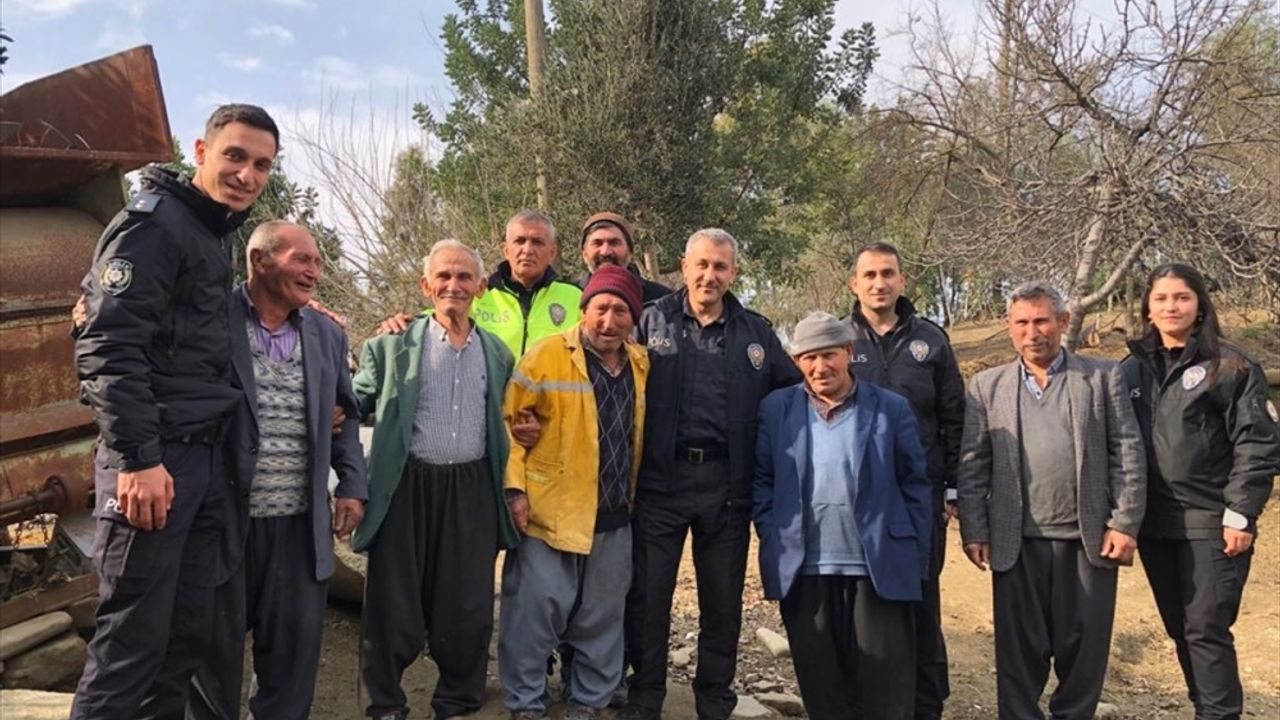 Adana'da polis, engelli kardeşleri ziyaret etti