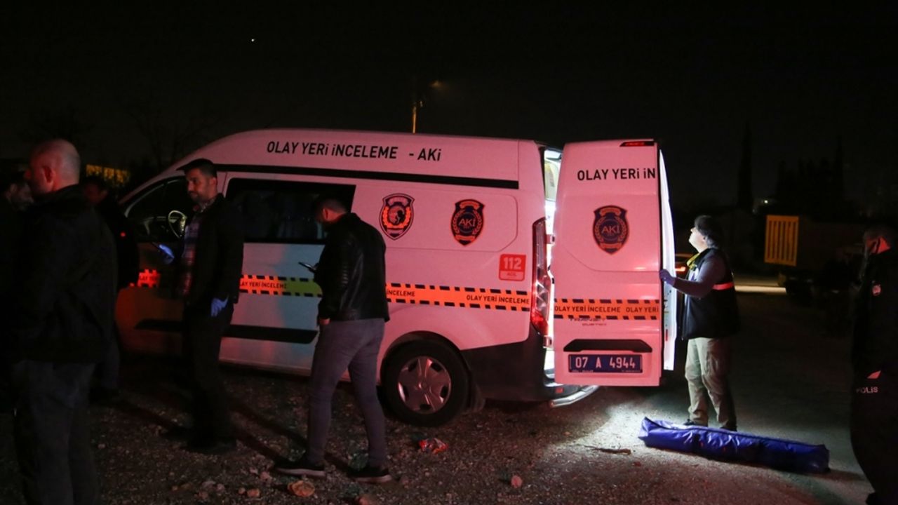 Antalya'da bir kişi, amcasının oğlunu silahla vurarak öldürdü