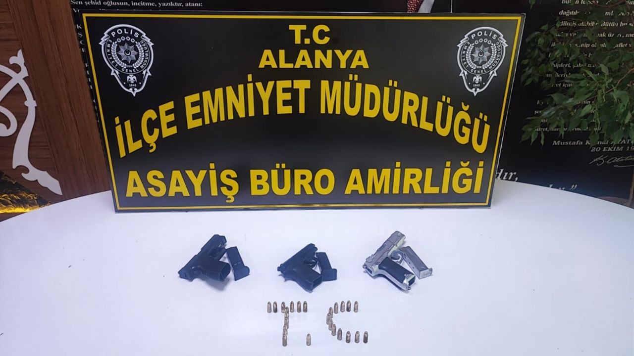 Antalya'da iş yerinin önünde havaya ateş açan şüpheli tutuklandı