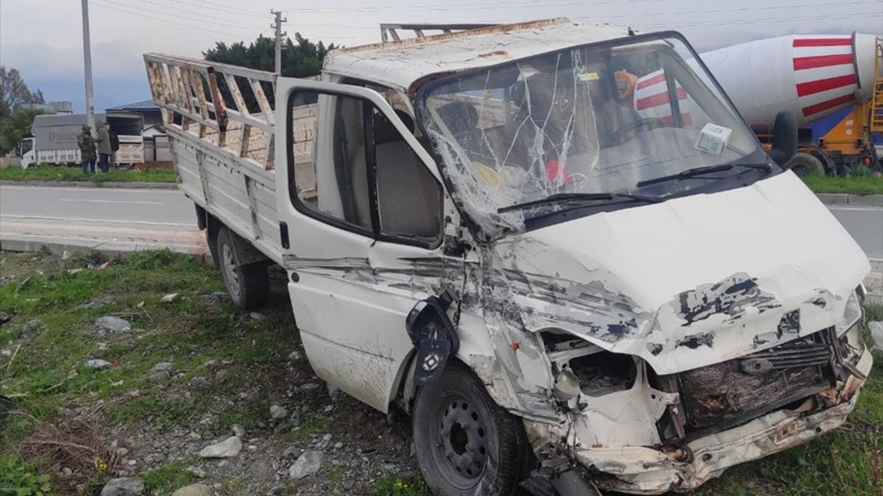 Hatay'da kamyonetin tır ve işçi servisiyle çarpışması sonucu 1 kişi öldü, 5 kişi yaralandı