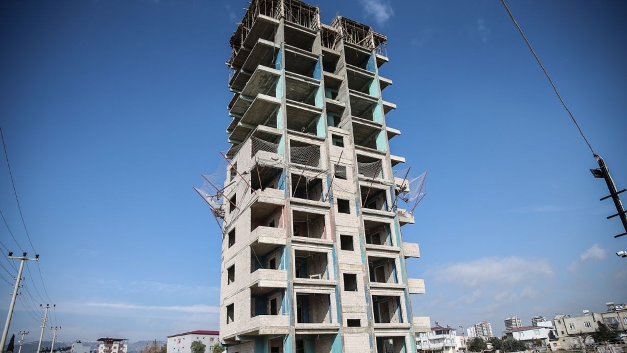 Mersin'de 10 katlı inşaatta güvenlik filesine düşen işçiyi itfaiye kurtardı