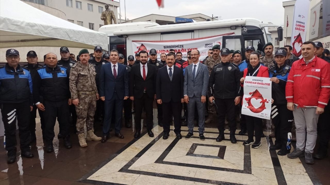 Osmaniye'de polis ekipleri, Türk Kızılaya kan bağışladı