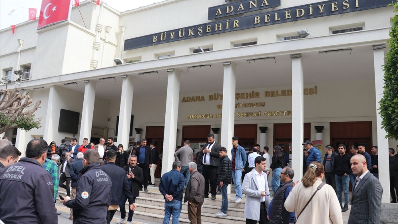 Adana Büyükşehir Belediyesi Özel Kalem Müdürlüğü personeli silahlı saldırıda yaralandı