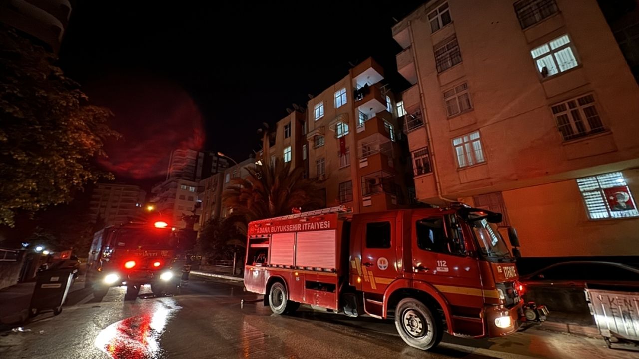 Adana'da apartman dairesinde çıkan yangın hasara neden oldu