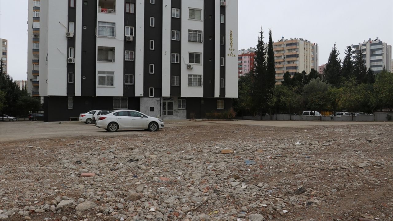 Adana'da depremden kurtulan apartman görevlisi ve eşi, komşularını unutamıyor