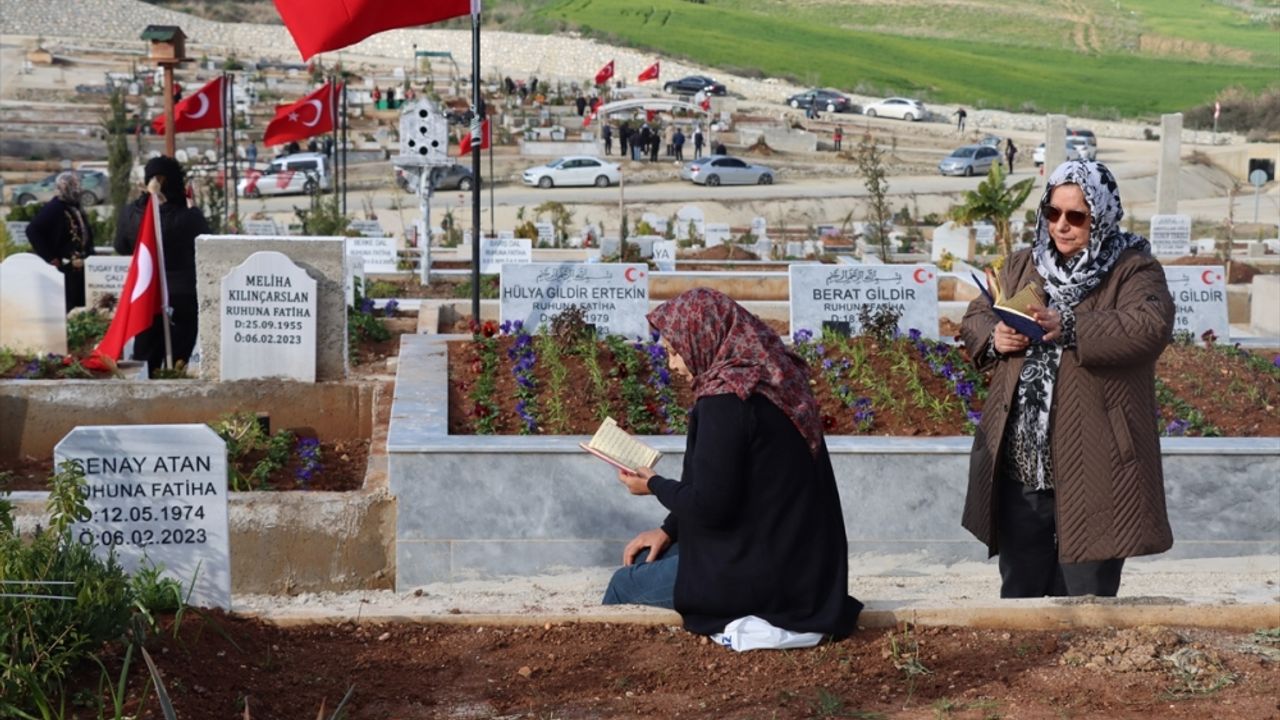 Adana'da depremlerde yaşamını yitirenlerin yakınlarından mezarlık ziyareti