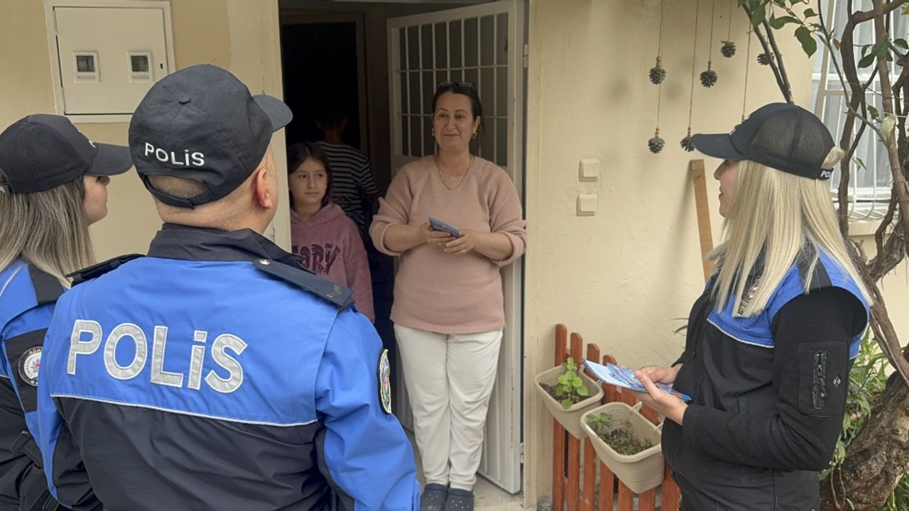 Adana'da polis "Komşunu Kolla" projesi kapsamında vatandaşı bilgilendirdi