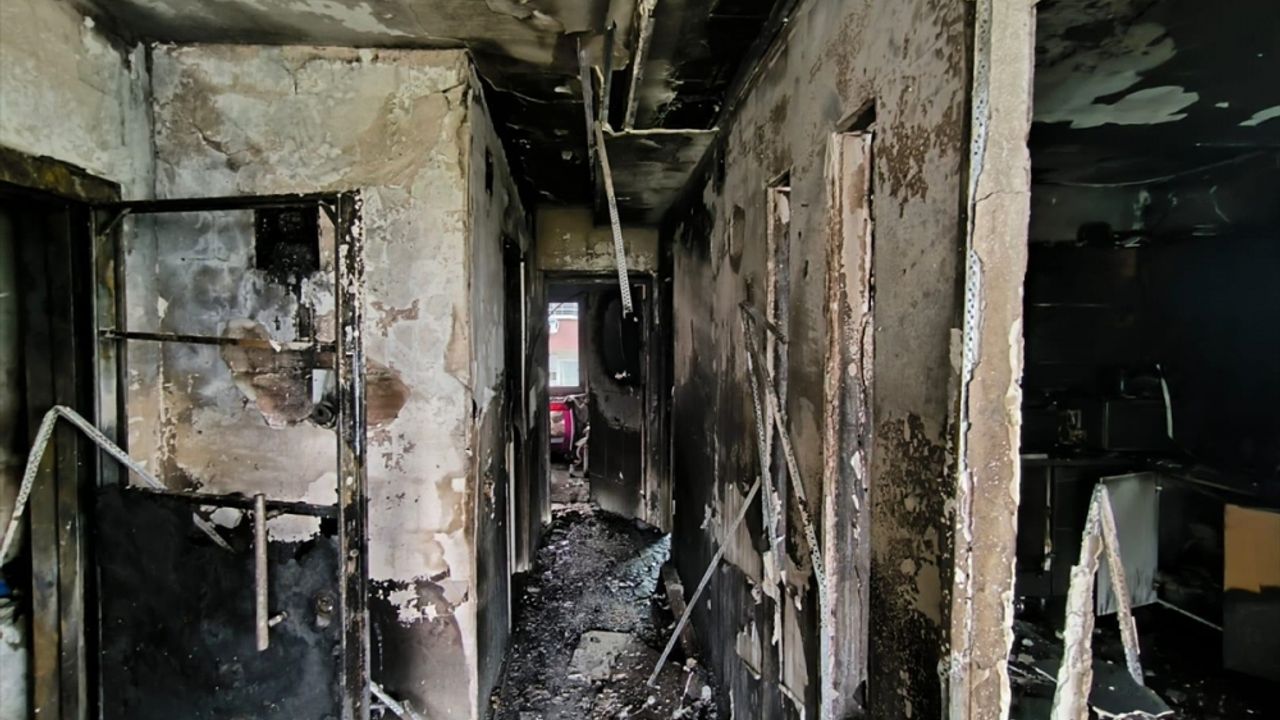 Adana'da yangın çıkan 12 katlı apartmanda bazı kişiler dumandan etkilendi