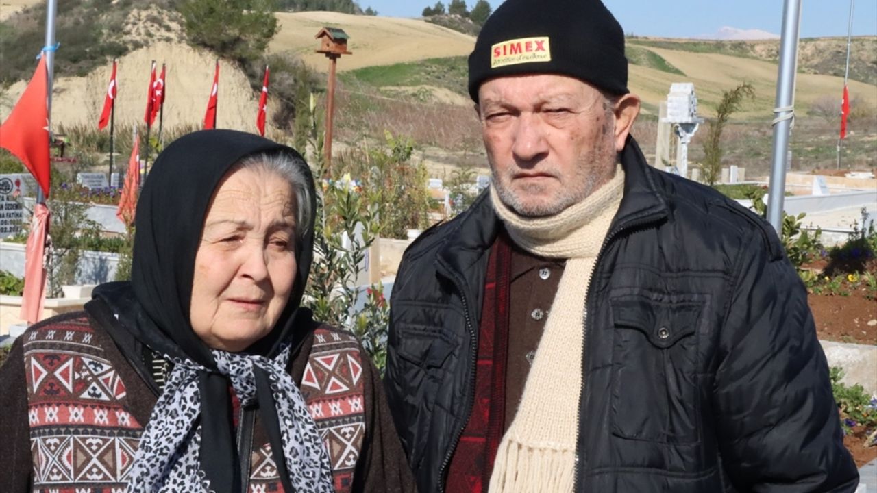 Adana'da yaşlı çift, depremde kaybettikleri oğlu, gelini ve torunlarını unutamıyor