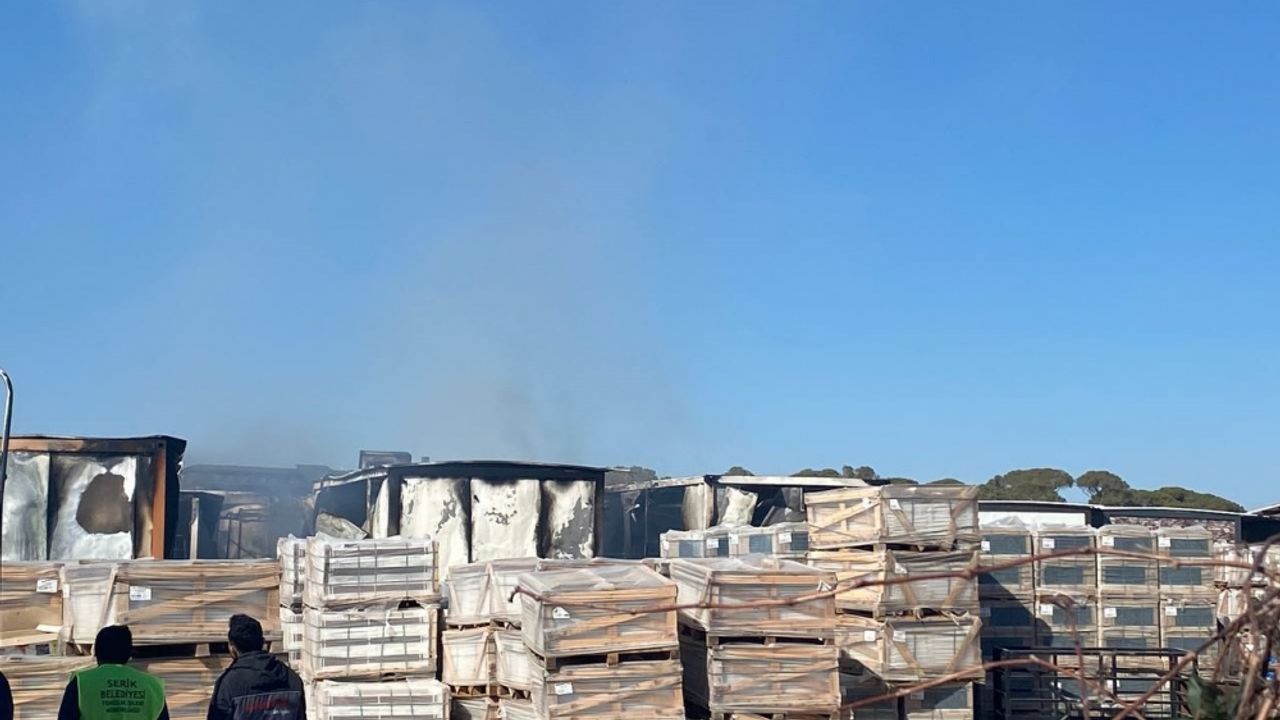 Antalya'da şantiyede çıkan yangında 15 konteyner kullanılamaz hale geldi
