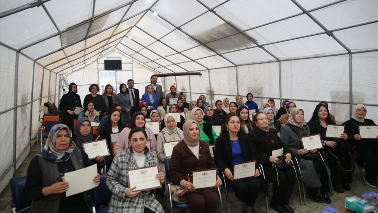 Hatay'da "AK Parti Siyaset Akademisi"ne katılan 141 kadına sertifika verildi
