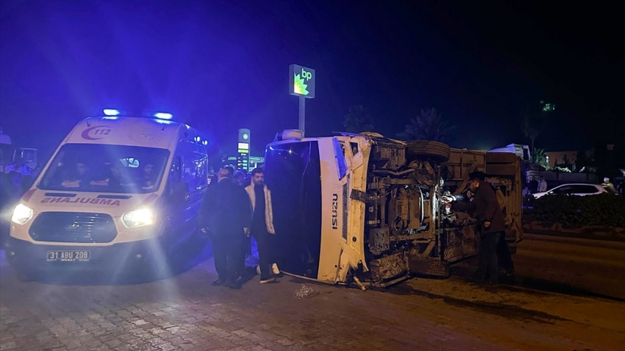 Hatay'da devrilen midibüsteki 11 polis yaralandı