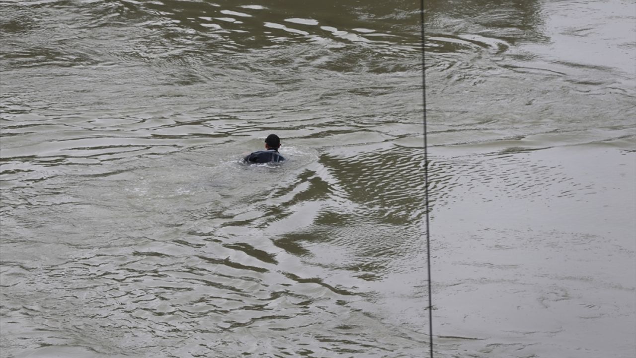 Hatay'da nehre devrilen otomobilin sürücüsü hayatını kaybetti