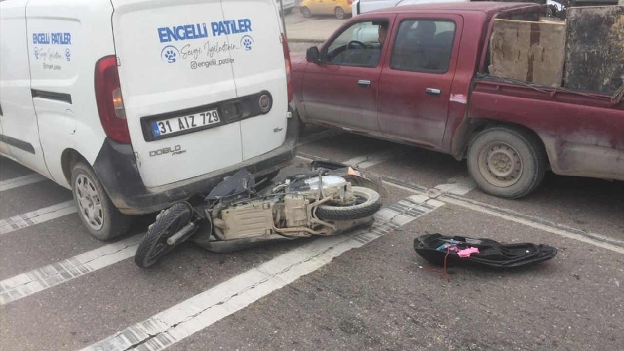 Hatay'da otomobile çarpan motosiklet sürücüsü yaralandı