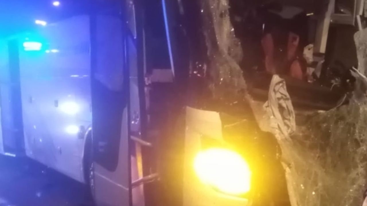 Osmaniye'de yolcu otobüsünün tıra çarpması sonucu 1 kişi öldü, 6 kişi yaralandı