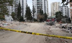 Adana'da depremde 16 katlı apartmanın yıkılması güvenlik kameralarında