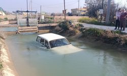 Mersin'de sulama kanalına devrilen otomobildeki 5 kişi kurtarıldı