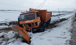 Tefenni'de kar küreme aracı devrildi