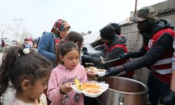 Türk Kızılay gönüllüsü yabancı öğrenciler deprem bölgesinde yardım çalışmalarına katılıyor