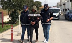 Adana'da kamyonet kasasında 16 düzensiz göçmen yakalandı