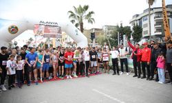 Alanya Atatürk Yarı Maratonu ve Halk Koşusu yapıldı