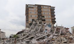 Depremde çevresindeki 3 binanın üzerine devrildiği apartman  ayakta kaldı