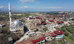 Depremde evlerinin neredeyse tamamı yıkılan mahalleli ata topraklarını bırakmadı