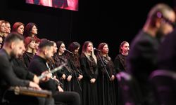 Depremlerde 7 üyesini kaybeden Antakya Medeniyetler Korosu, Adana'da konser verdi