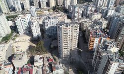 GÜNCELLEME - Adana'da depremde hasar gören 14 katlı apartman kontrollü yıkıldı