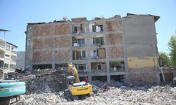 Hatay'da bina yıkım ve enkaz kaldırma çalışmaları 51 mahallede sürüyor