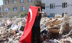 Hataylı esnaf çöken dükkanının enkazına Türk bayraklarını çıkarmak için döndü
