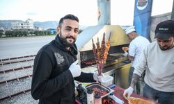 Hataylı esnaf kebap satarak elde ettiği geliri depremzedelere harcıyor