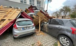 Osmaniye'de fırtına nedeniyle uçan okul çatısı 2 araca zarar verdi