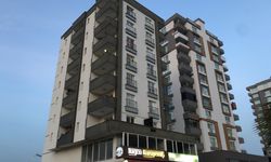 Adana'da apartmanda boşluktan düşen kadın hayatını kaybetti