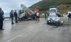 Isparta'da kamyonetle otomobil çarpıştı, 4 kişi yaralandı