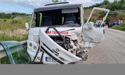 Burdur'da işçi minibüsüyle otomobil çarpıştı 14 kişi yaralandı