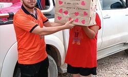 Hatay'da depremzede çocuklara hediye kolileri dağıtıldı